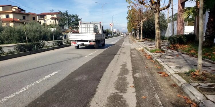 Përplasje mes dy shoferëve pas parakalimit, 37-vjeçari del nga mjeti për të sqaruar situatën dhe dërgohet me urgjencë në spital me plagë të rënda.