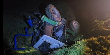 Përplasje mes një Benz-i dhe një Zetori në aksin Fier-Berat, drejtuesi i mjeteve bujqësore pëson lëndime.