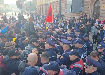 Përplasje mes protestuesve dhe policisë gjatë protestës "Shqipëria Bëhet" para Kryesisë së Kuvendit, ku ata i shtynë me forcë forcat e rendit.