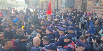 Përplasje mes protestuesve dhe policisë gjatë protestës "Shqipëria Bëhet" para Kryesisë së Kuvendit, ku ata i shtynë me forcë forcat e rendit.