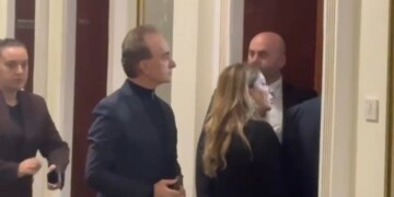 Përplasje në “Etika”, deputeti i PD-së diskuton me stafin e Kuvendit: Të miratohet raportimi nga mediat