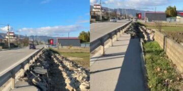 Pjesë e trotuarit në aksin Pogradec-Qafë Plloçë shembet, duke shkaktuar dëme në rrjetet nëntokësore dhe duke rrezikuar sigurinë e këmbësorëve.