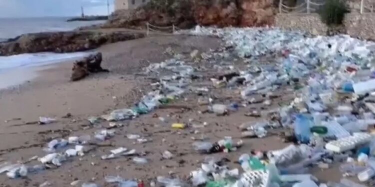 “Plehrat nga Velipoja arrijnë në Kroaci përmes detit/ Lumi transporton mbetje në bregdet, dallgët i dërgojnë në plazhet kroate”