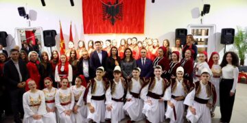 "Pranë shqiptarëve, ndodhet një shpirt kuqezi”: Spiropali viziton Komunën e Tetovës, e cila është një qendër aktive arsimore, kulturore dhe shoqërore në rajon.