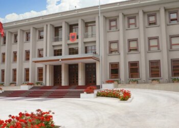 Presidenti Begaj shkarkon Komandantin e Forcës Tokësore, zbulohen emri i pasardhësit dhe gradimi në Forcën Detare.