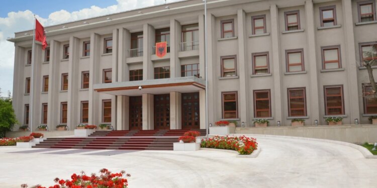 Presidenti Begaj shkarkon Komandantin e Forcës Tokësore, zbulohen emri i pasardhësit dhe gradimi në Forcën Detare.