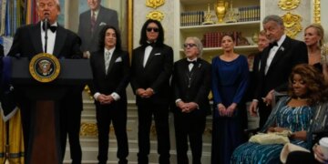 Presidenti Trump nderon artistët e shquar në Zyrën Ovale: Individë të jashtëzakonshëm, më të mirët e fushave të arteve dhe kulturës amerikane.