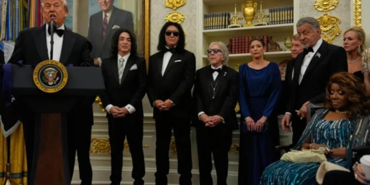 Presidenti Trump nderon artistët e shquar në Zyrën Ovale: Individë të jashtëzakonshëm, më të mirët e fushave të arteve dhe kulturës amerikane.