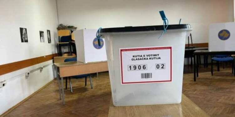 Procesi i votimit në Kosovë: Kreu i KQZ njofton se po zhvillohet në 2614 qendra votimi.