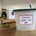 Procesi i votimit në Kosovë: Kreu i KQZ njofton se po zhvillohet në 2614 qendra votimi.