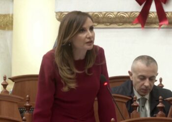 Projekt-buxheti 2026 në seancë maratonë: PD kërkon përjashtimin e projektligjit mbi Paqen Fiskale nga diskutimi, edhe ndërkombëtarët shprehin kundërshtime.