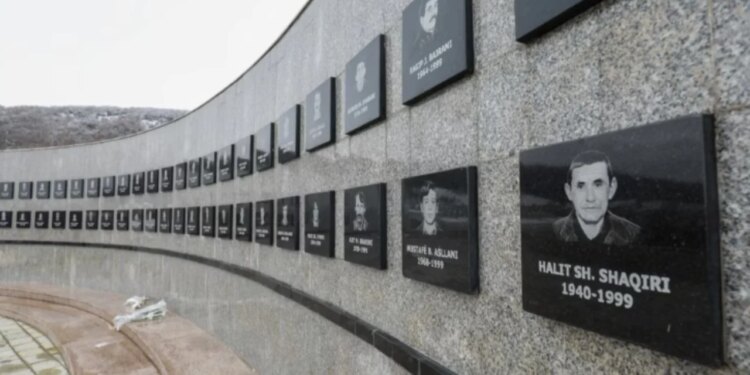 Prokuroria e Kosovës akuzon 21 individë në lidhje me masakrën në Reçak që ka shkaktuar 45 të vrarë.