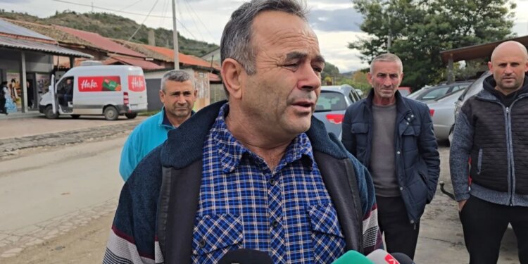 Pronari i bizneseve në Patos protestojnë pas ndërprerjeve të energjisë elektrike, duke akuzuar ‘Albpetrol’ për falimentim