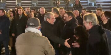 Protesta e PD-së fillon, Berisha i jep mbështetje demokratëve para Kryeministrisë.