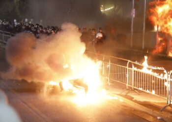 Protesta e PD-së para Kryeministrisë, analiza e publikuar nga ‘Reuters’  
Protestuesit lanë bomba molotov drejt Kryeministrisë, duke kërkuar dorëheqjen e qeverisë pas akuzave për korrupsion nga prokurorët.