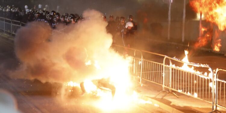 Protesta e PD-së para Kryeministrisë, analiza e publikuar nga ‘Reuters’  
Protestuesit lanë bomba molotov drejt Kryeministrisë, duke kërkuar dorëheqjen e qeverisë pas akuzave për korrupsion nga prokurorët.