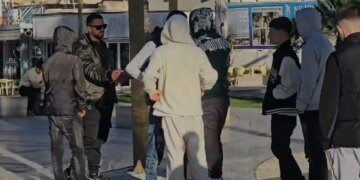 Protesta e dytë në Durrës për 15-vjeçarin e vrarë me thikë, në sheshin Liria me vetëm disa pjesëmarrës.