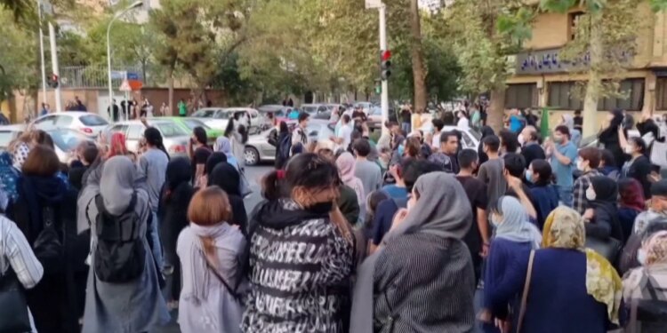 Protesta ndaj qeverisë në Iran, qytetarët protestojnë për kërkesa politike/ Çmimet janë dyfishuar, valutën e kanë humbur vlerën.