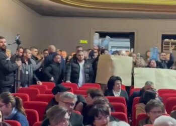 Protesta në Vlorë për mungesën e ujit: Qytetarët bllokojn rrugën pas hyrjes në teatrin “Petro Marko”