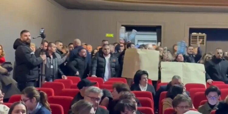 Protesta në Vlorë për mungesën e ujit: Qytetarët bllokojn rrugën pas hyrjes në teatrin “Petro Marko”