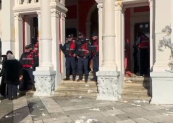 Protesta për ujësjellësin në Vlorë, qytetarët grevizin me vezë ndërtesën e bashkisë dhe punonjësit, përpiqen të bllokojnë rrugën kryesore.