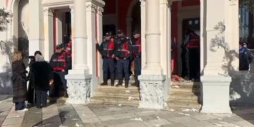 Protesta për ujësjellësin në Vlorë, qytetarët grevizin me vezë ndërtesën e bashkisë dhe punonjësit, përpiqen të bllokojnë rrugën kryesore.