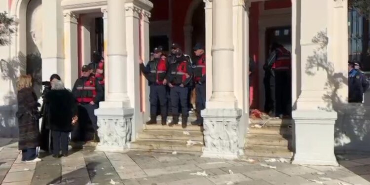 Protesta për ujësjellësin në Vlorë, qytetarët grevizin me vezë ndërtesën e bashkisë dhe punonjësit, përpiqen të bllokojnë rrugën kryesore.