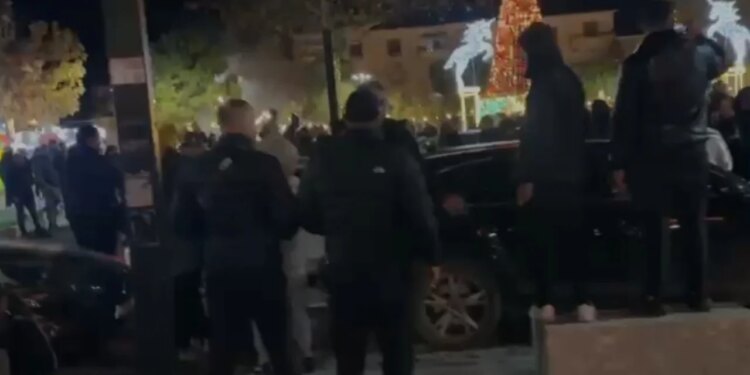 Protesta të shumta për mungesën e ujit, qytetarët braktisin teatrit dhe bllokojnë rrugët.