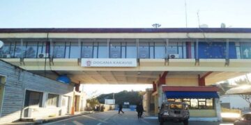 Protestat në Greqi/ Bllokohet qarkullimi Kakavijë–Janinë, ja orari i kalimeve të ndaluara
Aksi Kakavijë–Janinë do të qendrojë i bllokuar për një periudhë të përkohshme pasditen e sotme, për shkak të një proteste që do të zhvillojnë fermerët grekë në kryqëzimin e fshatit Kallpaq.