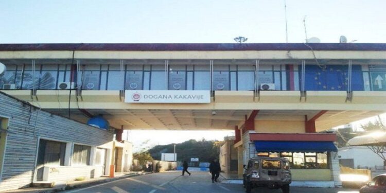 Protestat në Greqi/ Bllokohet qarkullimi Kakavijë–Janinë, ja orari i kalimeve të ndaluara
Aksi Kakavijë–Janinë do të qendrojë i bllokuar për një periudhë të përkohshme pasditen e sotme, për shkak të një proteste që do të zhvillojnë fermerët grekë në kryqëzimin e fshatit Kallpaq.