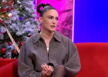 “Pse nuk e kuptova më herët? Pse nuk arrita të bëja më shumë?”/ Vëllai i shkakur me armën e shërbimit, Sheila Haxhiraj në lot: “Pengu im…”