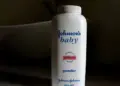 Pudra e saj përmbante azbest, Johnson & Johnson detyrohet të dëmshpërblejë me 1.56 miliardë dollarë pacientët e prekur nga kanceri në SHBA.