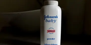 Pudra e saj përmbante azbest, Johnson & Johnson detyrohet të dëmshpërblejë me 1.56 miliardë dollarë pacientët e prekur nga kanceri në SHBA.