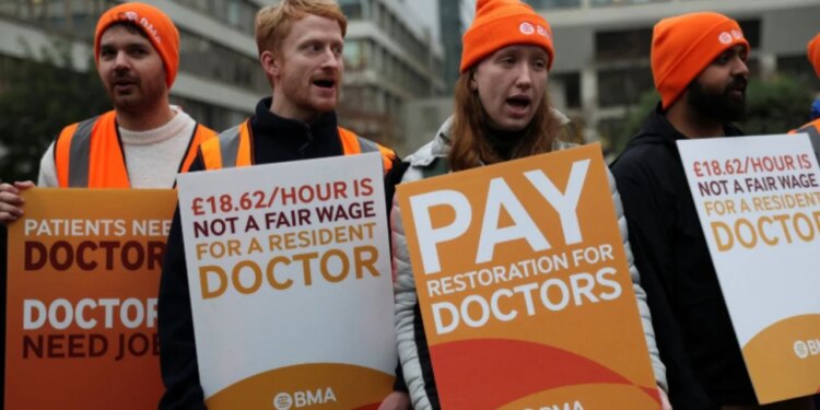 "Qeveria nuk po adreson krizën" / Mjekët në Angli njoftojnë për grevë për shkak të pakënaqësive me pagat, duke u afruar Krishtlindjet.