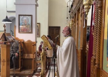 Qindra besimtarë ortodoksë marrin pjesë në liturgjinë e Mesha së Shenjtë në kishën Shën Theodhori në Vlorë.