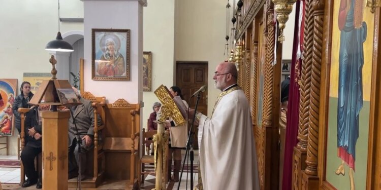 Qindra besimtarë ortodoksë marrin pjesë në liturgjinë e Mesha së Shenjtë në kishën Shën Theodhori në Vlorë.
