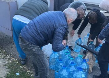 Qytetarët e Vlorës kërkojnë ujë te burimi i Ujit të Ftohtë pas katër ditësh pa furnizim.
