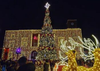 Qytetet e gjallërohen për festat, dritat e pemëve të Krishtlindjes fillojnë të ndizet.