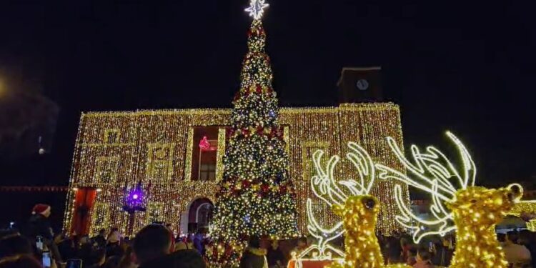 Qytetet e gjallërohen për festat, dritat e pemëve të Krishtlindjes fillojnë të ndizet.