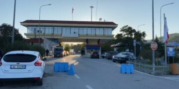 Radhë të stërgjatura në Kakavijë, pritje mbi dy orë; fermerët grekë paralajmërojnë protestë të re.