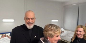 Rama dhe ministrja e Shëndetësisë kryejnë inspektim në QSUNT, ndërsa kryeministri takohet me pacientët në Onkologjinë, shkëmben biseda humoristike: Ti vjen nga Fieri, je socialist.