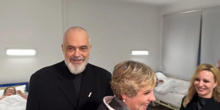 Rama dhe ministrja e Shëndetësisë kryejnë inspektim në QSUNT, ndërsa kryeministri takohet me pacientët në Onkologjinë, shkëmben biseda humoristike: Ti vjen nga Fieri, je socialist.