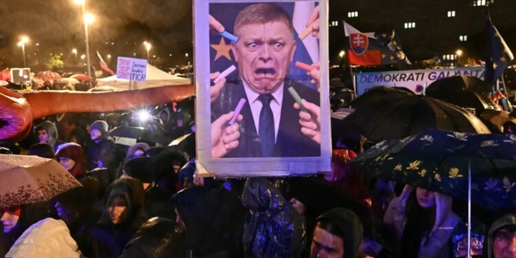 “Revolucioni i Gërshërëve” i shkakton trazira Sllovakisë/ “Mjaft më Fico”, protesta ndaj kryeministrit