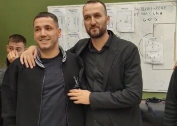 Rey Manaj takon futbollistët e Lushnjës dhe u ofron atyre një premi përpara ndeshjes së Kategorisë së Parë.