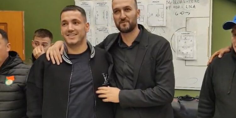 Rey Manaj takon futbollistët e Lushnjës dhe u ofron atyre një premi përpara ndeshjes së Kategorisë së Parë.