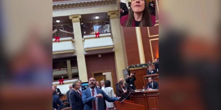 Rikthehet "çifti" i fushatës: Deputetja Çaushi bën live Bardhin në video, duke i thënë: O ylli i Fierit, nuk qeveriset kështu. Kreu i grupit të PD: Qeveriset si...