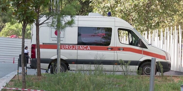 Rreziku i alkoolit: Mjekët paralajmërojnë për festat, duke theksuar se mund të sjellë dëme të pakthyeshme.