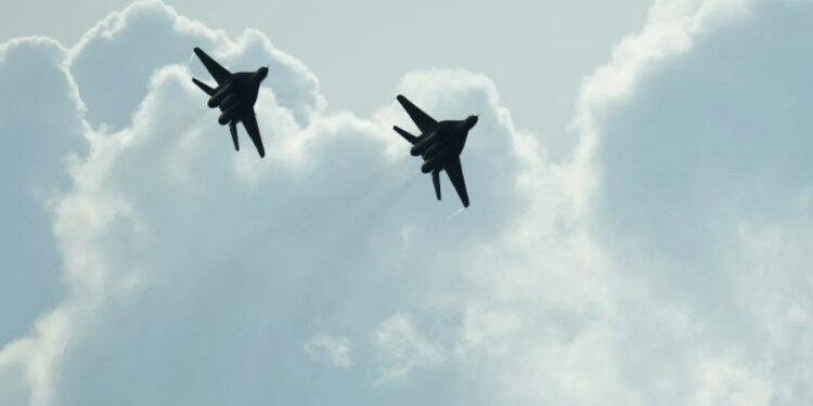 Rusia goditi Kievin në orët e para të mëngjesit, ndërsa Polonia aktivizon avionët luftarakë për të mbrojtur hapësirën e saj ajrore.