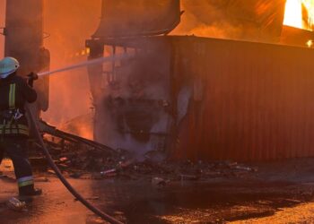 Rusia reagon ndaj sulmit ukrainas mbi një cisterne nafte në Mesdhe, duke goditur portin e Odesës, me 7 të vdekur dhe 15 të plagosur.