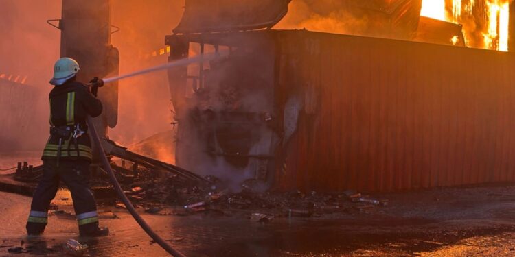 Rusia reagon ndaj sulmit ukrainas mbi një cisterne nafte në Mesdhe, duke goditur portin e Odesës, me 7 të vdekur dhe 15 të plagosur.